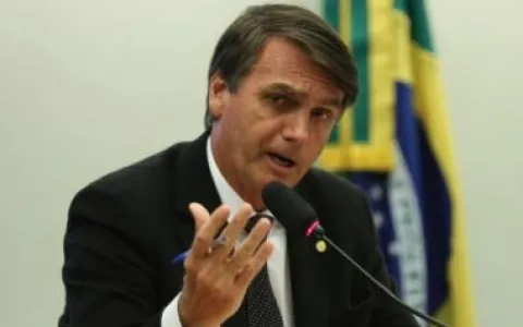 Pré-candidato, Bolsonaro quadruplica faltas e dimi
