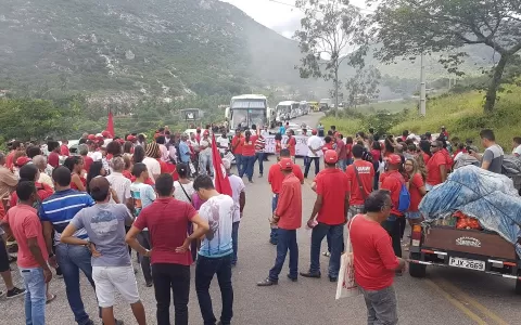 Manifestantes pró-Lula fecham a BR-324 em Jacobina