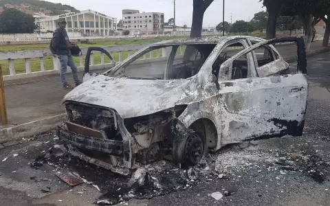 Veículo Onix pega fogo na Av Orlando Oliveira Pire