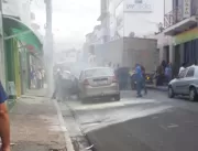 Veículo Fiesta pega fogo no centro da cidade
