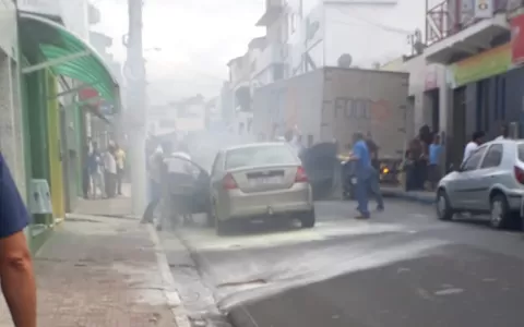 Veículo Fiesta pega fogo no centro da cidade
