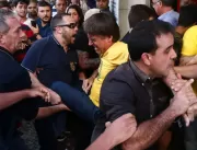 Bolsonaro leva facada durante ato de campanha em J