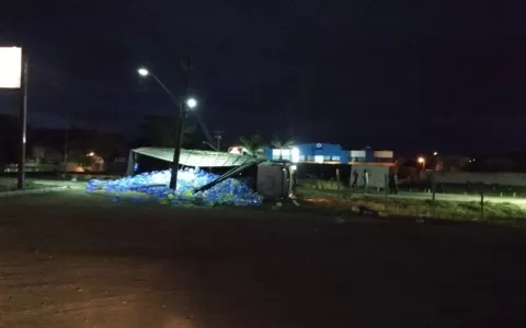 Caminhão tomba no Bairro Nazaré em Jacobina