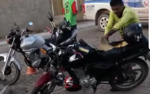 Mototaxista destrói moto após ser pego em blitz co