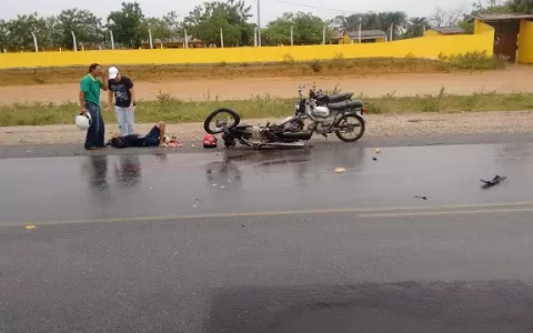 Motociclista tem perna dilacerada ao colidir com c