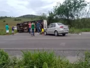 Caminhão tomba em colisão com carro no contorno de