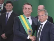 Bolsonaro assina decreto que fixa salário mínimo e