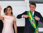 Michelle Bolsonaro quebra protocolo e, pela primei