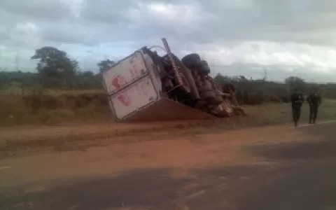 Caminhão tomba na BA 144, próximo a Lages do Batat