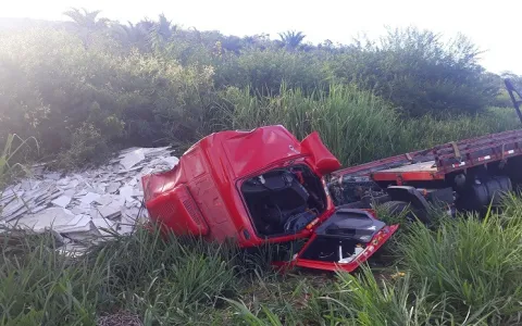 Caminhão de Serrolândia sofre grave acidente na BR