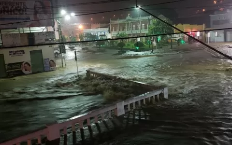 Forte chuva assusta moradores e alaga ruas de Jaco