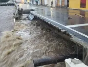 Chuva derruba cais do Rio do Ouro, próximo a Praça