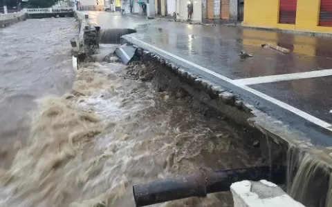 Chuva derruba cais do Rio do Ouro, próximo a Praça