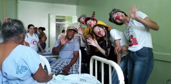 Grupo leva alegria a pacientes do Hospital Antônio