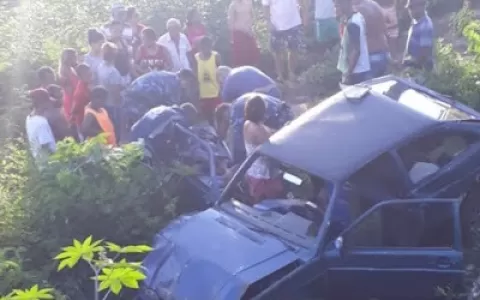 Família sofre acidente de carro na BA 131 em Pindo