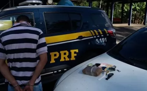 PRF apreende cocaína e recupera veículo roubado na