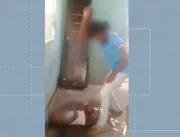 Mãe é filmada agredido filha com gravetos em casa 