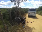 Homem morre ao colidir moto com carro na zona rura