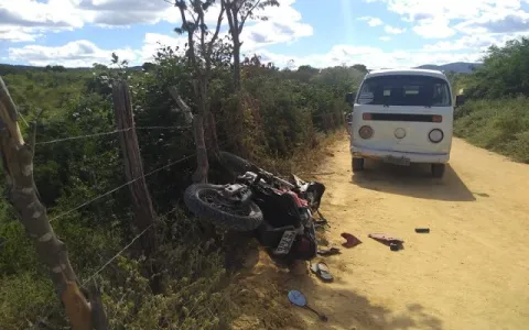 Homem morre ao colidir moto com carro na zona rura