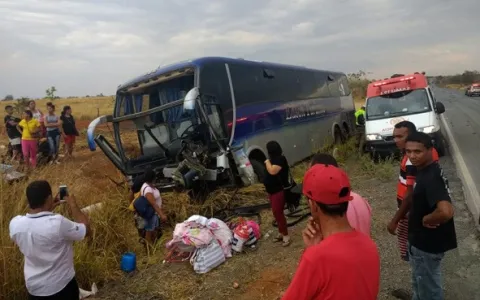 Acidente com ônibus de empresa baiana deixa 3 feri