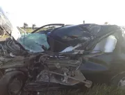 Homem morre após colisão entre carro e carreta na 
