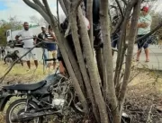 Dois jovens morrem após motocicleta bater em árvor