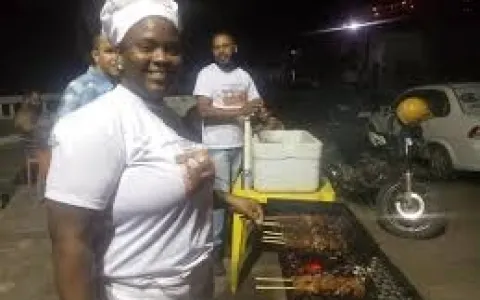 Médica Cubana vende churrasquinho em Jacobina após