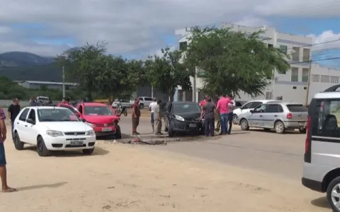 Colisão entre carros deixa homem ferido na Av Cent