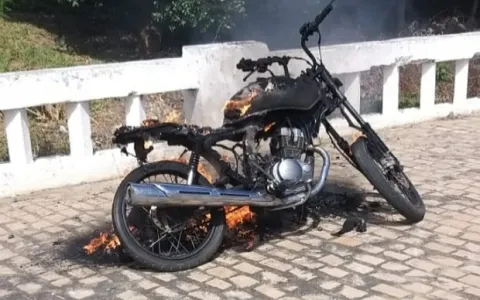 Homem incendeia a própria moto em Jacobina