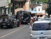 Micro-ônibus desgovernado da PM atinge casas, veíc