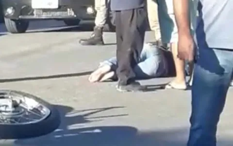 Colisão entre carro e moto deixa mulher ferida no 