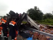Caminhão tomba e motorista morre na BR-324, em Ria