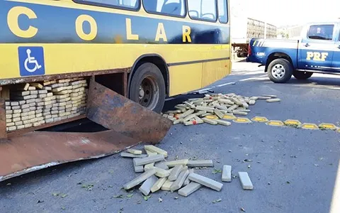 PRF apreende ‘ônibus escolar’ com quase uma tonela