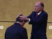 Bolsonaro é consagrado por Edir Macedo no Templo d