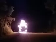 Caminhão pega fogo na BA-052, perto de Mundo Novo-