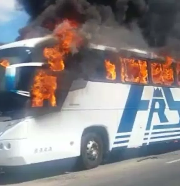 Ônibus da Falcão Real pega fogo no município de Ju