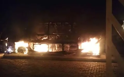 Ônibus da Falcão Real pega fogo no Terminal Rodovi