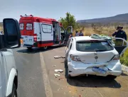 Colisão entre três veículos deixa feridos e uma mu