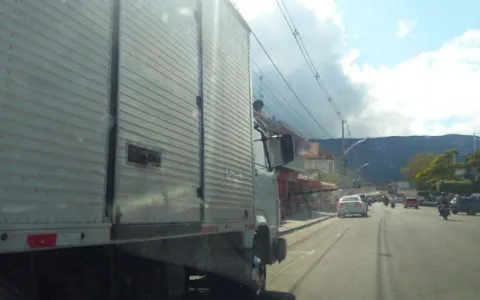Motorista de caminhão derruba placa de sinalização