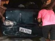 Condutor perde controle do veículo, invade calçada