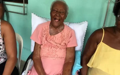 Familiares de idosa com 118 anos na BA tentam incl