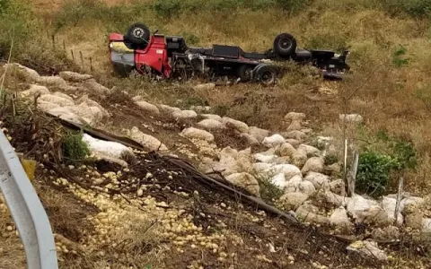 Caminhão tomba na BA-130, entre Mairi e Baixa Gran