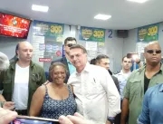 Bolsonaro vai a lotérica para fazer apostas na Meg
