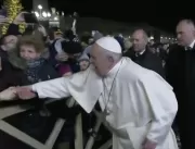 Papa Franciso é puxado por mulher no Vaticano e se