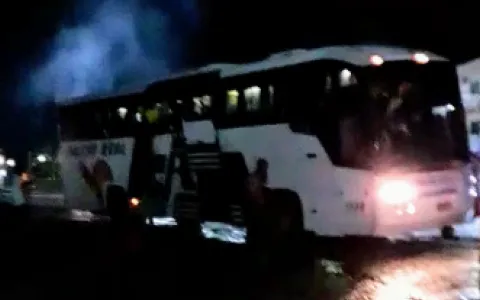 Ônibus da Falcão Real pega fogo após deixar a rodo