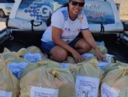 Professora Nívea doa cestas básicas para alunos na