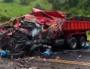 Motorista de caçamba morre após batida com carreta