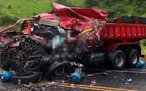 Motorista de caçamba morre após batida com carreta