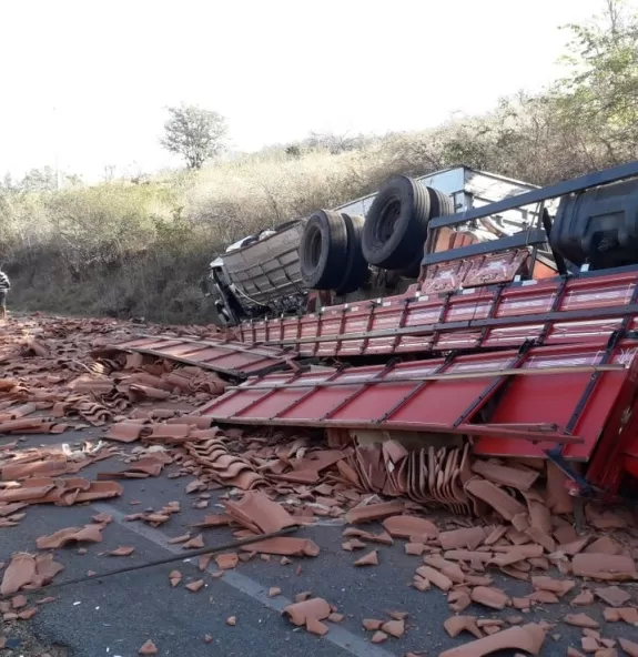 Batida entre dois caminhões interdita trecho de ro