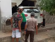 Carro invade casa em Capim Grosso após condutora p